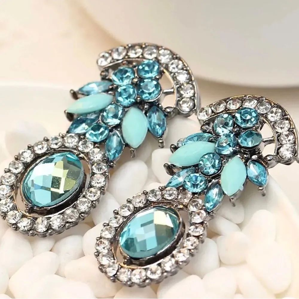 ๐โNewย stunningโdropโcrystalโearringsโ๐